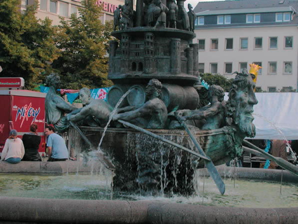 DSCN0091_jpg.jpg - Curieuse fontaine