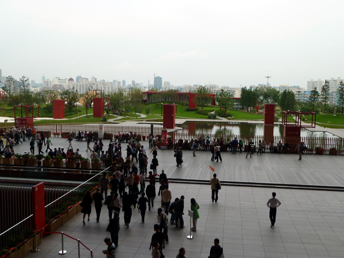 expo_062.JPG - L'attente pour accéder au pavillon de la Chine