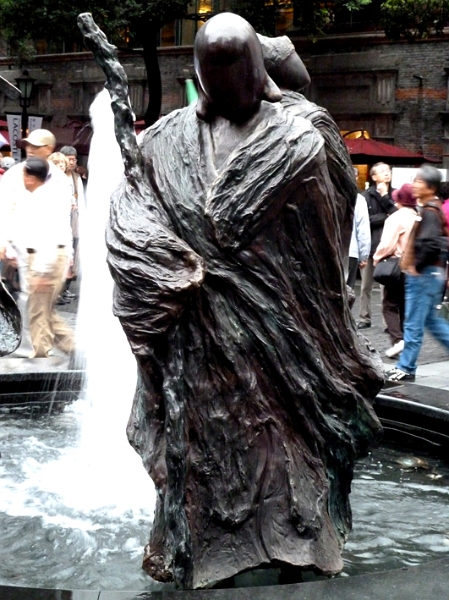 xintiandi_005.JPG - Une des sculptures entourant la fontaine
