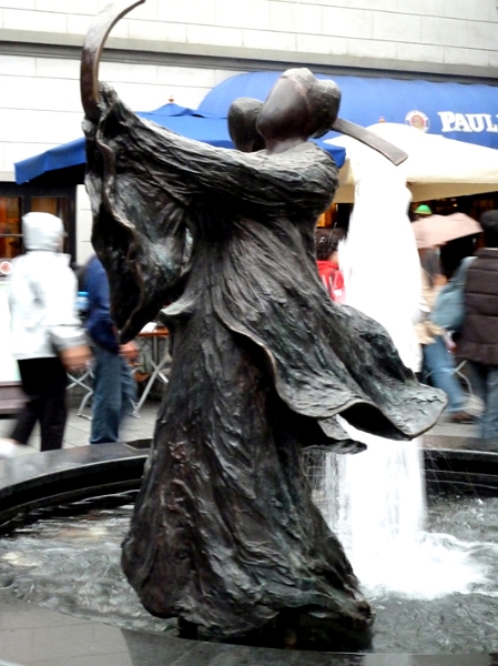 xintiandi_006.JPG - Une des sculptures entourant la fontaine