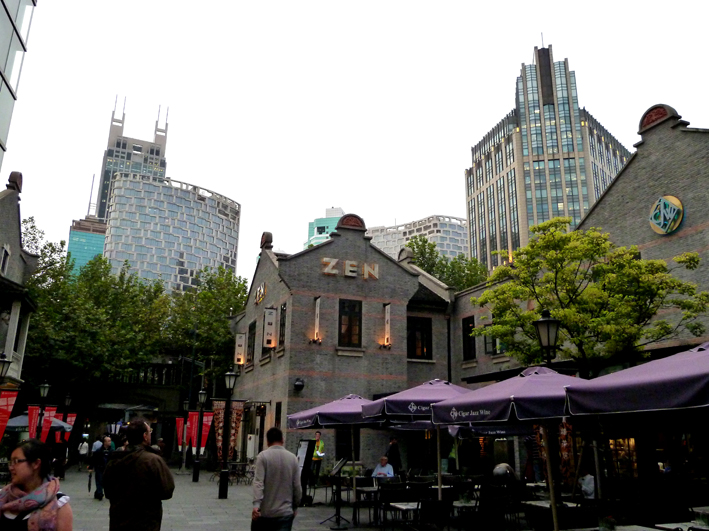xintiandi_012.JPG - Place entourée de cafés