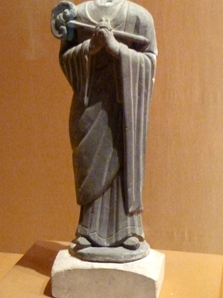 mus_sus_045.JPG - Statue en pierre