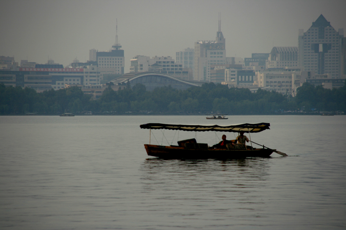 hangzhou_lac_036.JPG - Des bateaux originaux