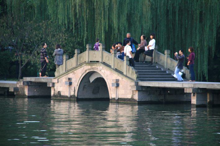 hangzhou_lac_037.JPG - Petit pont sympathique