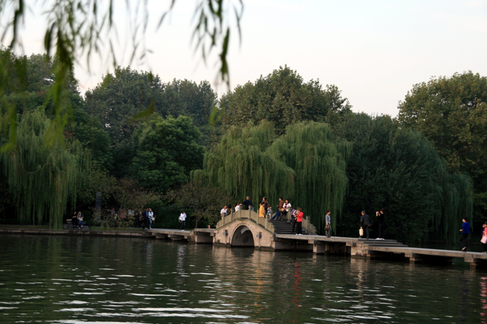 hangzhou_lac_039.JPG - Petit pont sympathique