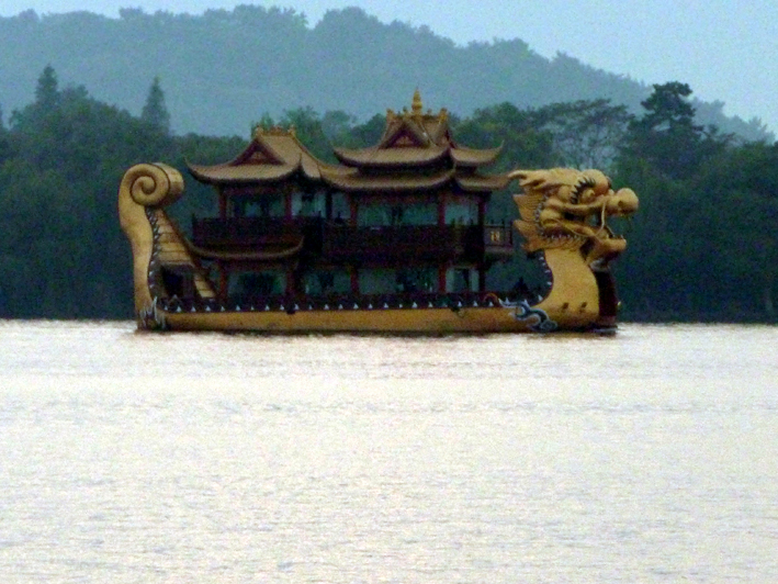hangzhou_lac_062.JPG - Des bateaux originaux