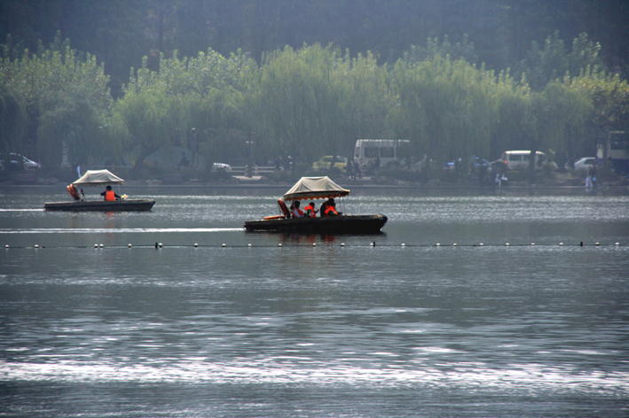 hangzhou_lac_076.JPG - Des bateaux originaux