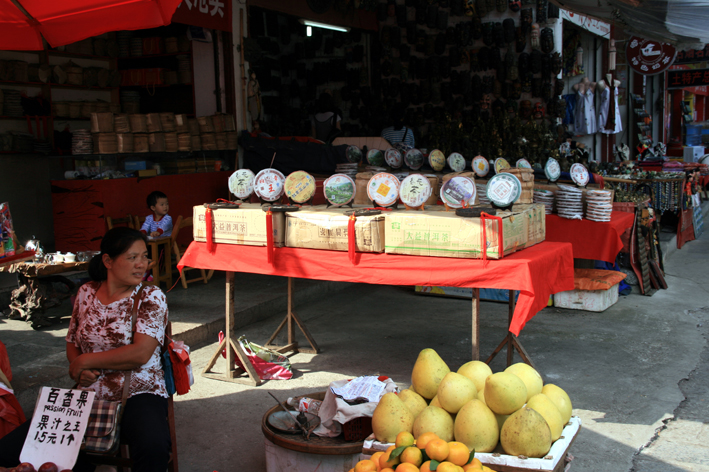 la-ville_009.JPG - Etalage de vaisselle, pour les touristes ??