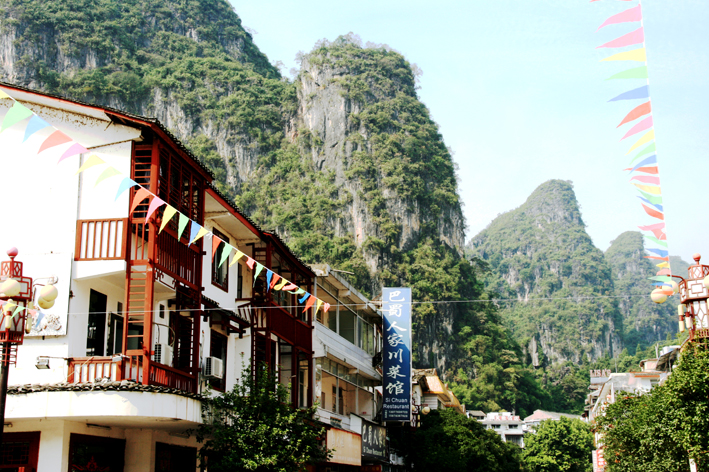 la-ville_016.JPG - La ville est entourée de collines kartsiques