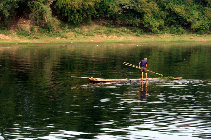 croisiere-031.JPG - Récolte des herbes poussant au fond de la rivière