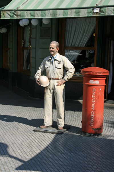 01_buenos_aires_040.jpg - Statue de Juan Manuel FANGIO devant le café où tous les pilotes de course se retrouvaient
